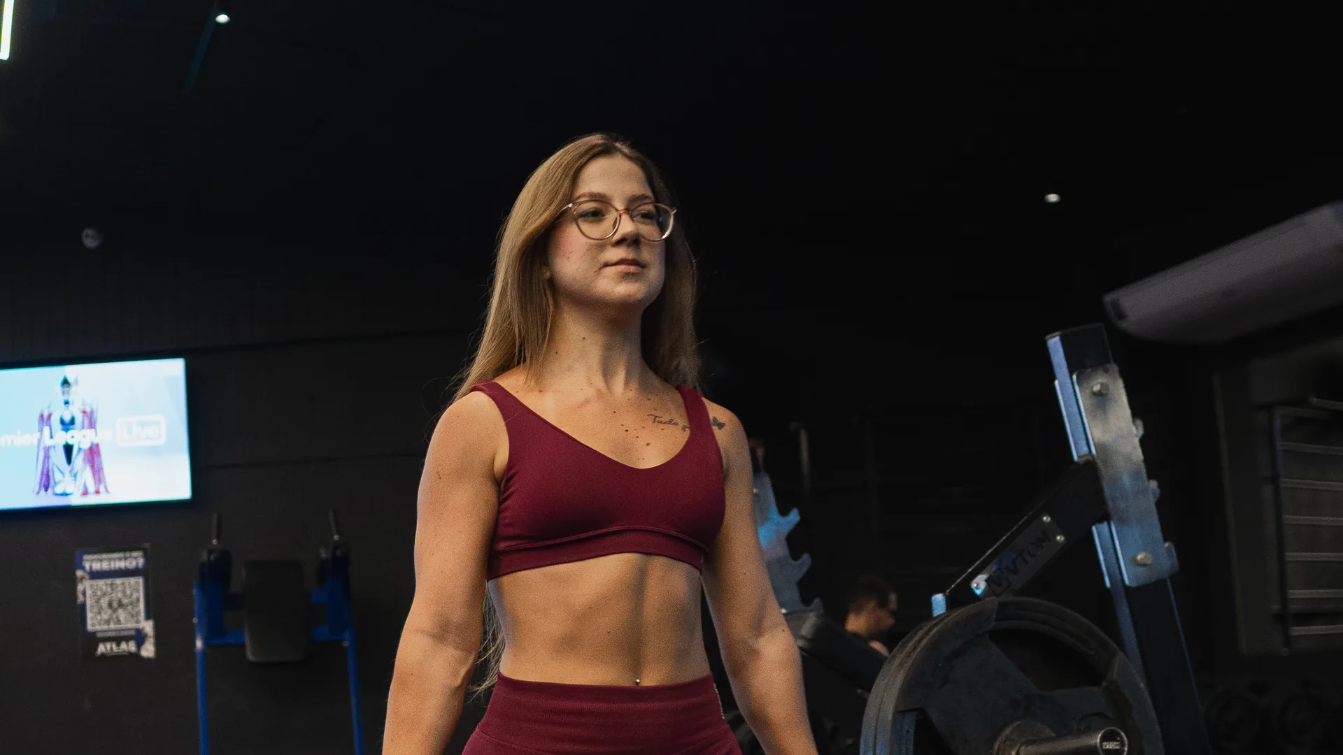 Duda com halteres no salão de musculação